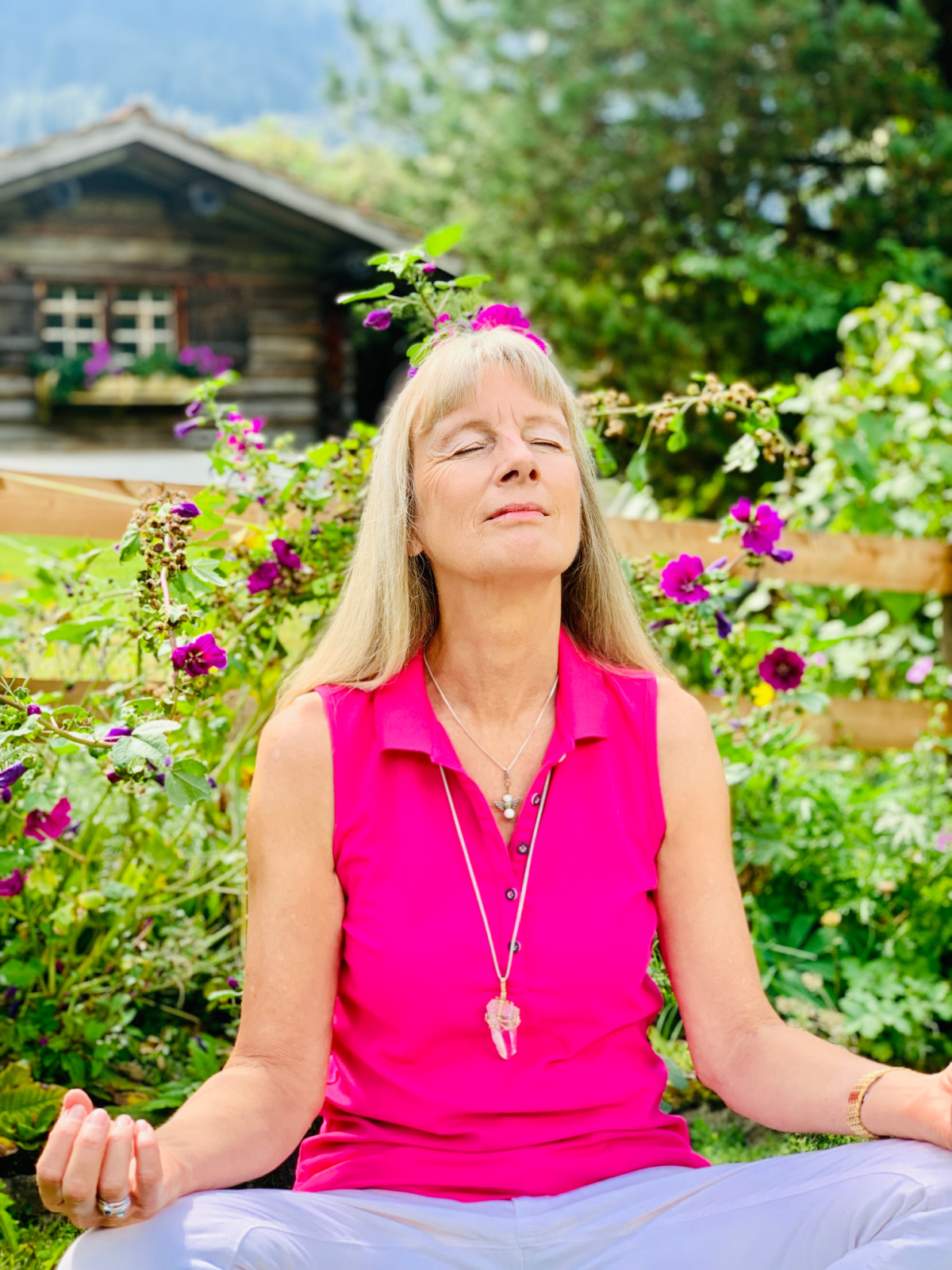 Frau meditiert im Garten